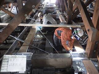 12 鉄骨と受け金物の接続状況