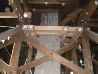 14 屋根の骨組みと煙突の固定