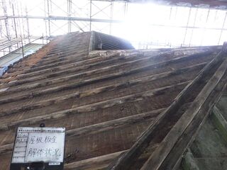 18 鉄板葺きの解体状況