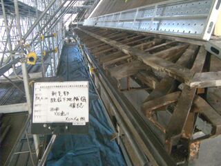 24 屋根軒先の板金解体状況