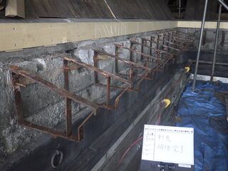 25 屋根軒先の下地木材解体状況