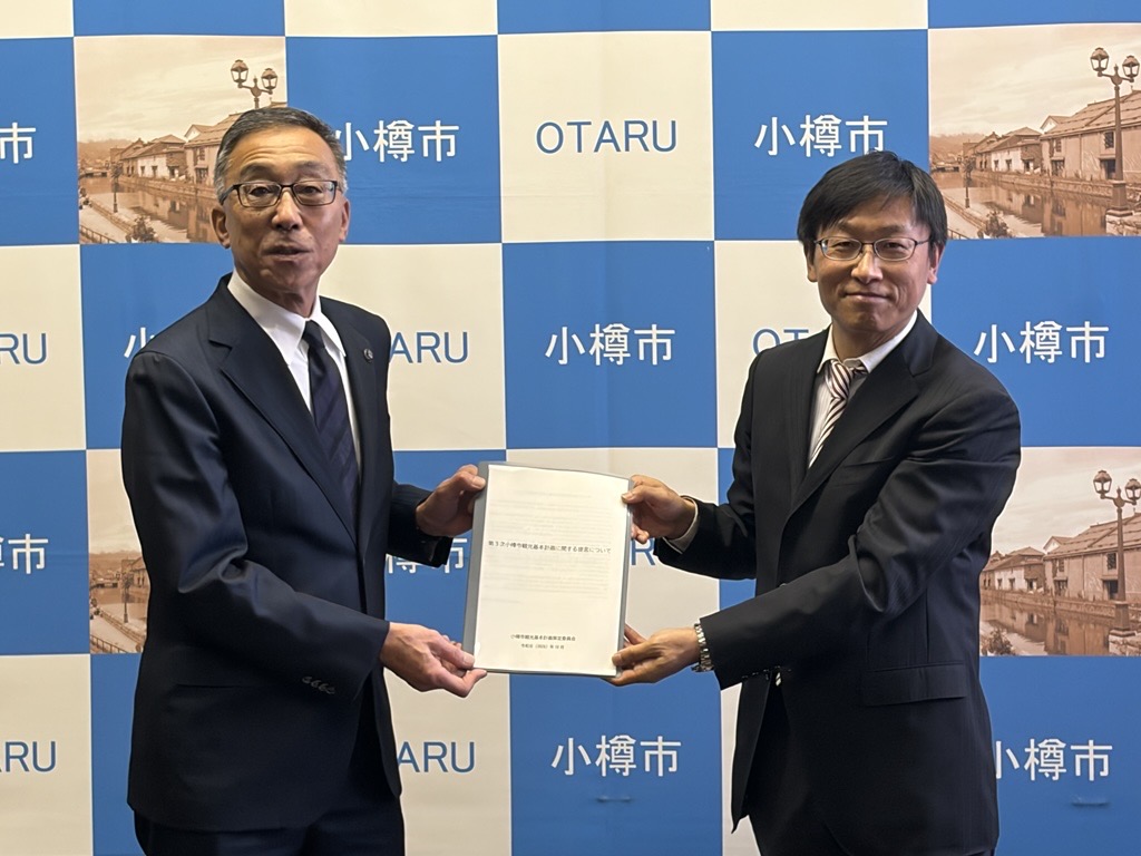 手交式の様子(2) 手交式の様子(2)